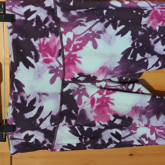 Old Navy Active NWT Go-Dry Fitted Leggings 29" Full Length Purple Floral Sz XL - Picture 2 of 4